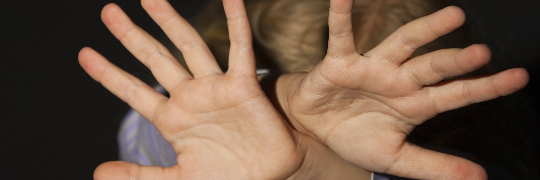 Ein Kind wehrt sich mit ausgestreckten Armen. In Viersen ist eine 25-Jährige angeklagt, die jahrelang Kinder misshandelt haben soll. Bis eines starb.