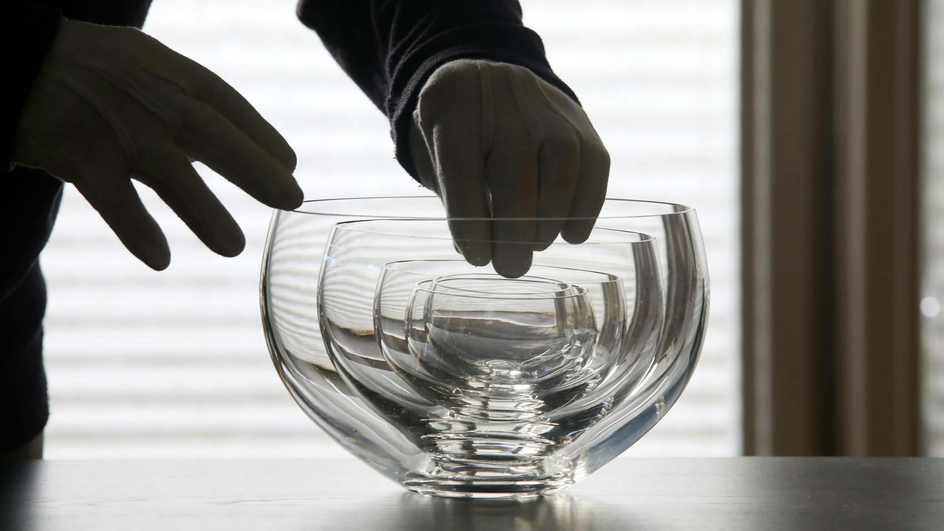 Günter Höhne richtet ein Schmuckstück: handgeschliffenes Schüssel-in-Schüssel-Set „Rosales“ von Marlies Ameling.