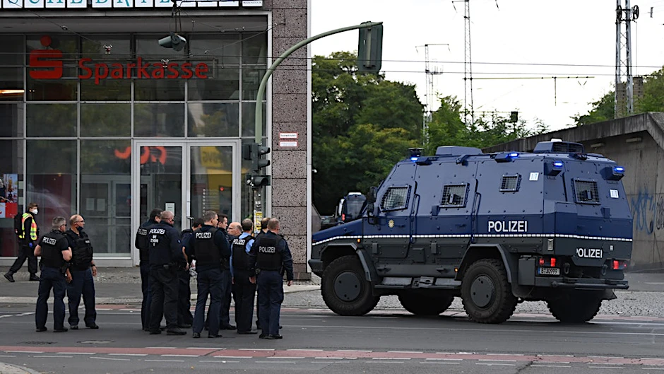 Der Anti-Terror-Panzer der Berliner Polizei, der Survivor R, war im Einsatz.