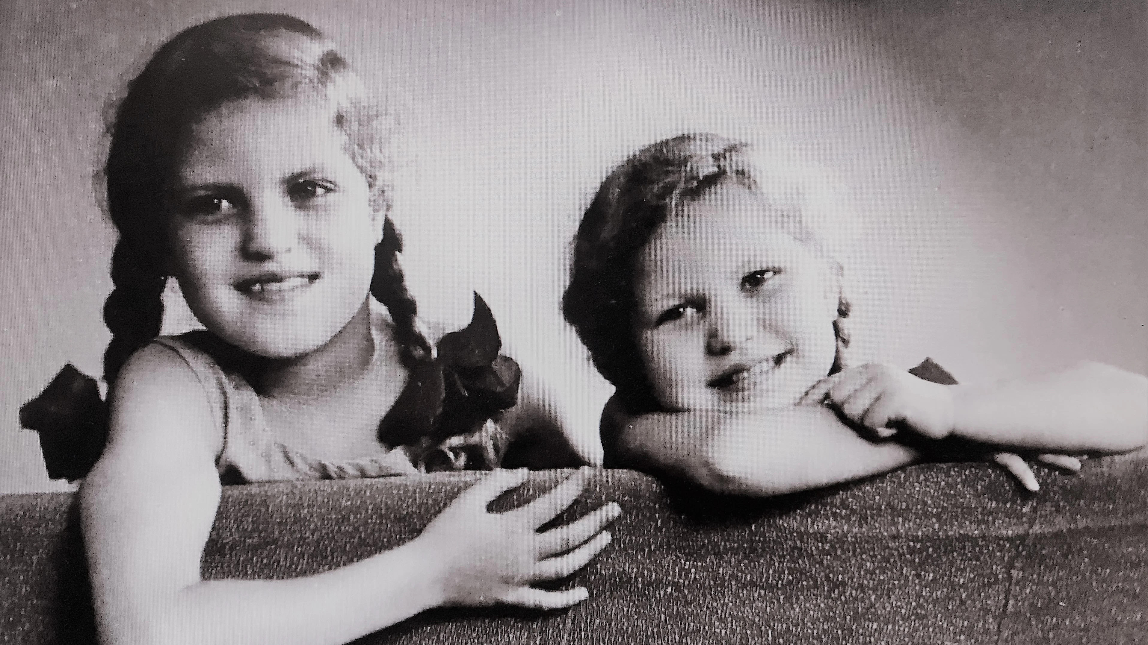 Ein Bild aus Kindertagen: Urte Blankenstein (re.) mit ihrer Schwester Elke.<br><br><br>