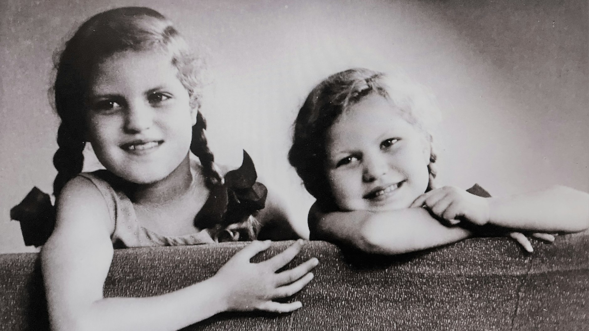 Ein Bild aus Kindertagen: Urte Blankenstein (re.) mit ihrer Schwester Elke.<br><br><br>