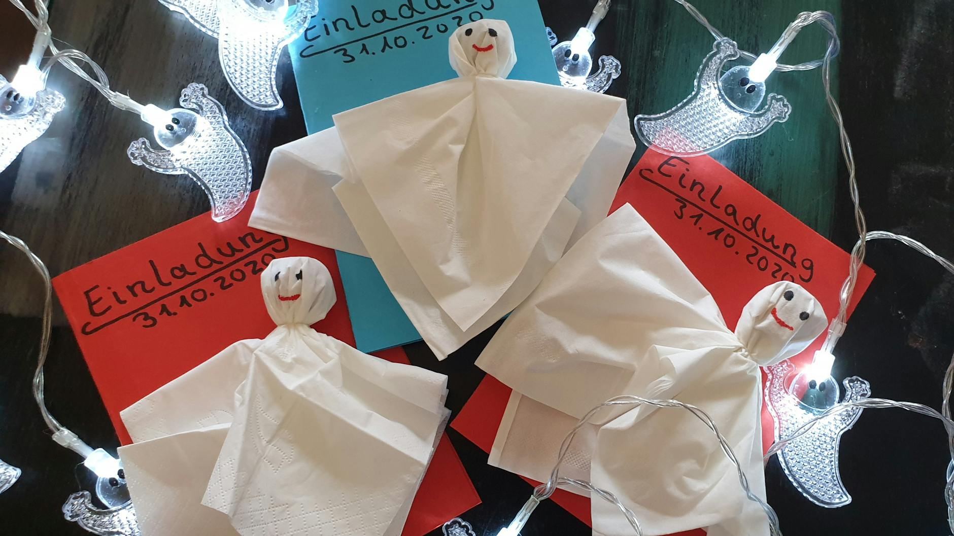 Passende Einladungskarten erhöhen die Vorfreude bei den Gästen.