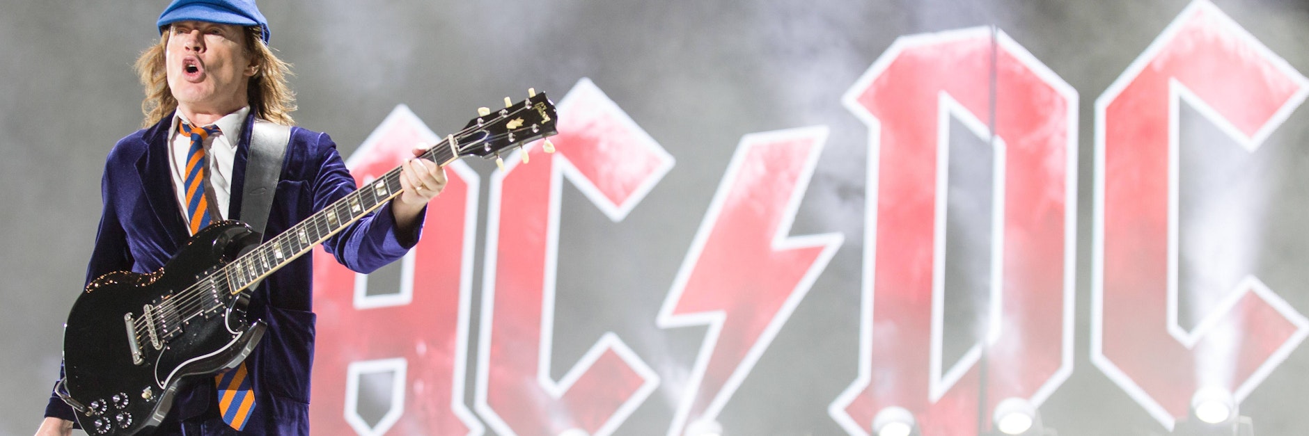 Angus Young bei einem Auftritt von AC/DC.
