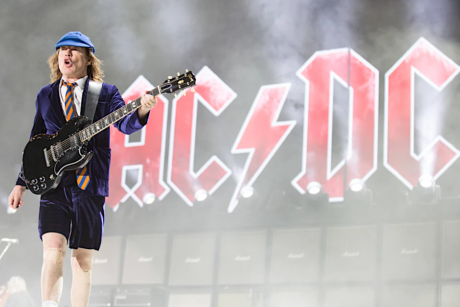 Angus Young bei einem Auftritt von AC/DC.