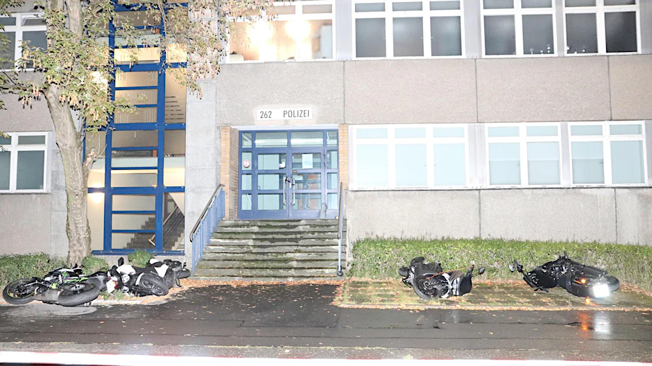 Vermummte haben die Motorräder einiger Polizisten umgestoßen und die Fassade mit Farbbomben beworfen.&nbsp;