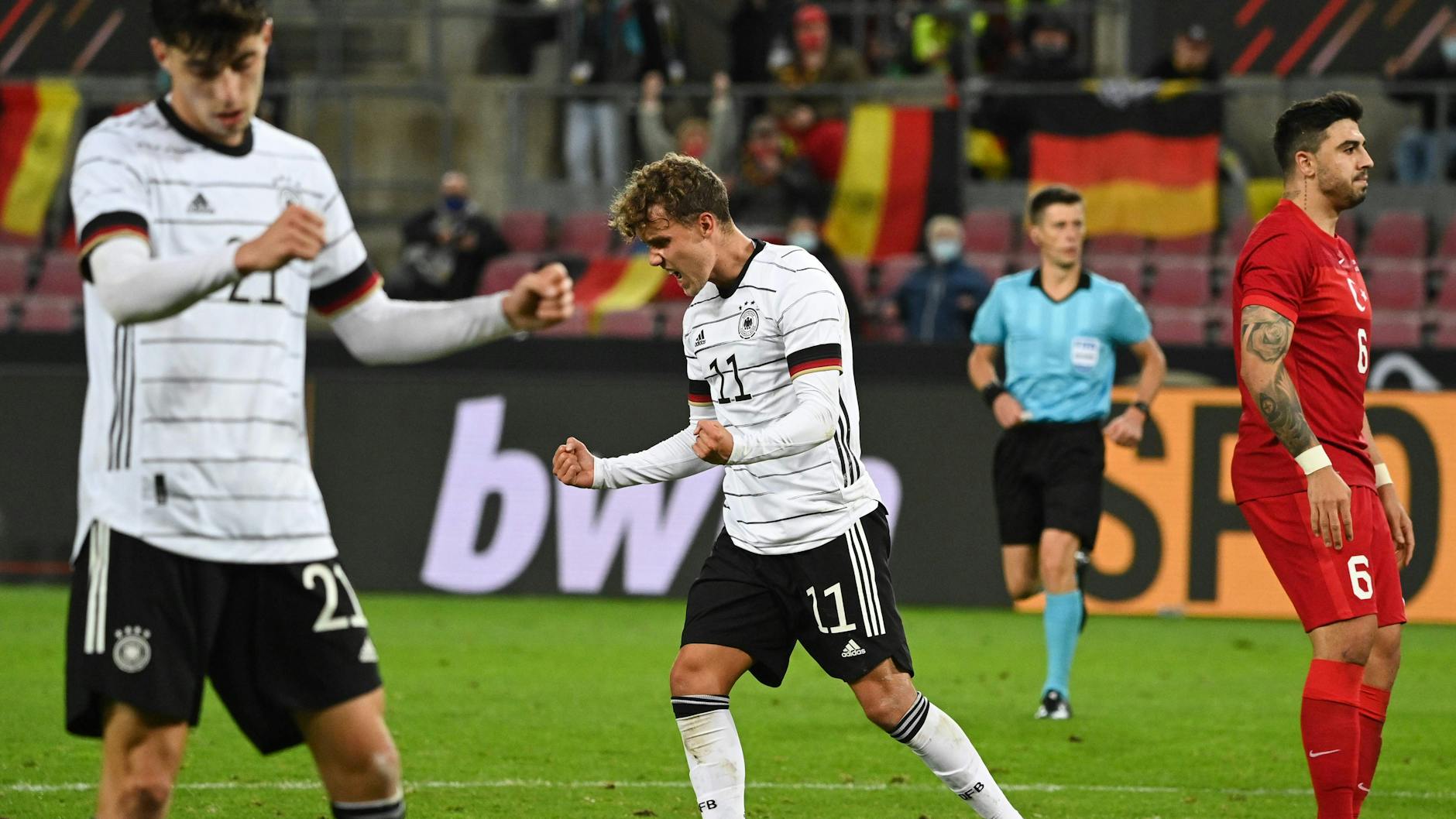 Luca Waldschmidt feiert sein Tor zur zwischenzeitlichen 3:2-Führung.