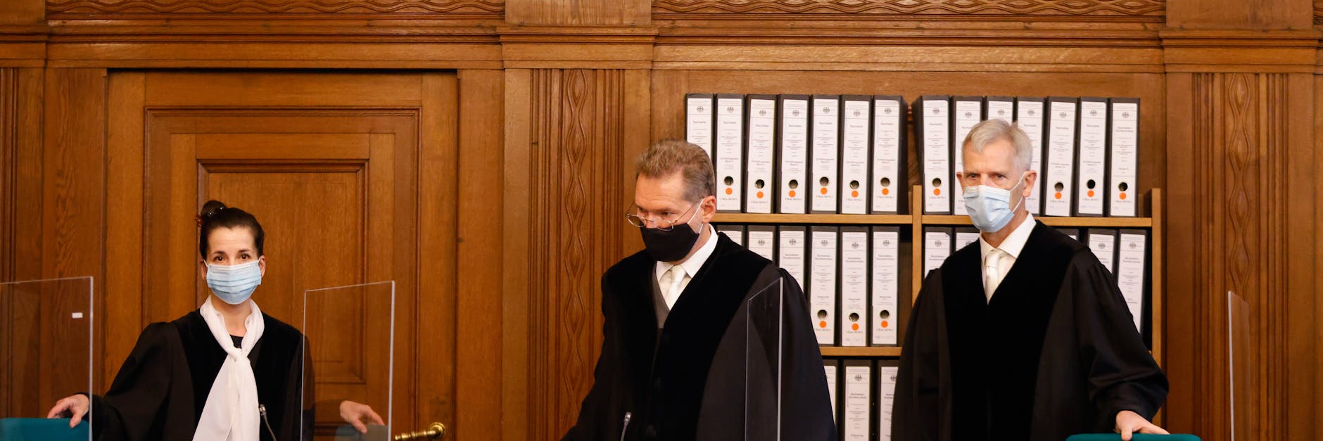 Berlin: Richter Olaf Arnoldi (r.) und seine Kollegen nehmen zu Beginn des Prozesses um den Mord im Kleinen Tiergarten im Gerichtssaal im Kriminalgericht Moabit ihre Plätze ein.