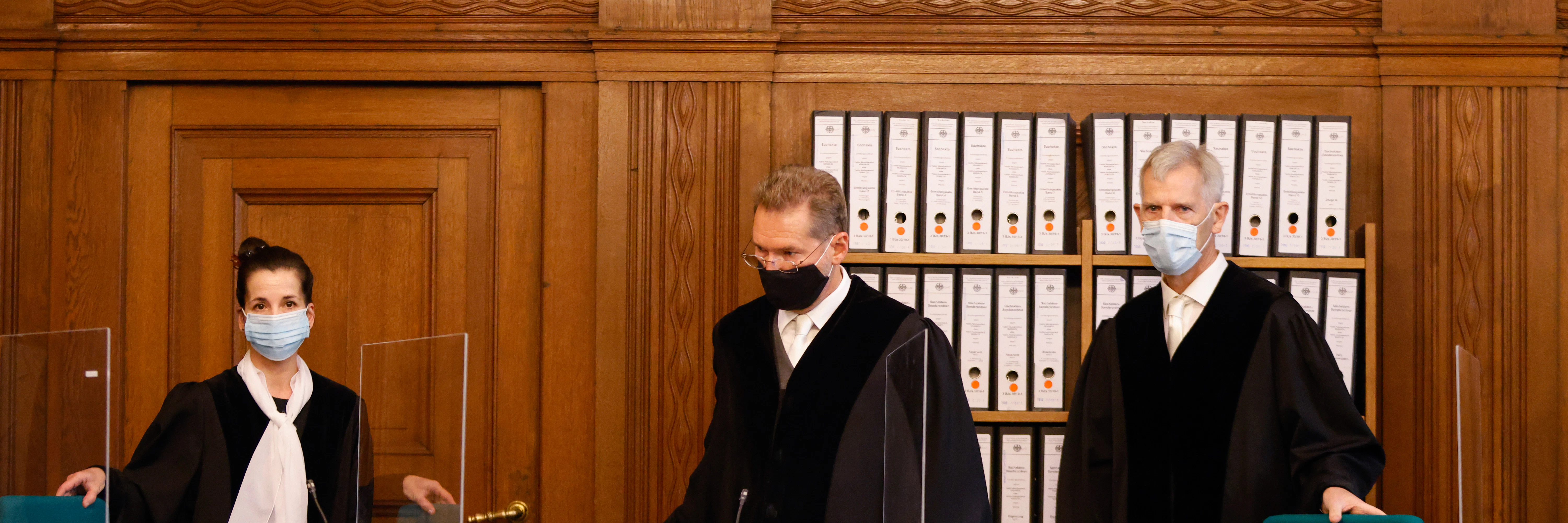 Berlin: Richter Olaf Arnoldi (r.) und seine Kollegen nehmen zu Beginn des Prozesses um den Mord im Kleinen Tiergarten im Gerichtssaal im Kriminalgericht Moabit ihre Plätze ein.
