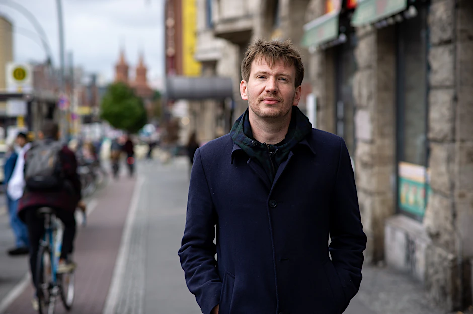 Dmitrij Kapitelman an der Oberbaumbrücke in Berlin.<br>