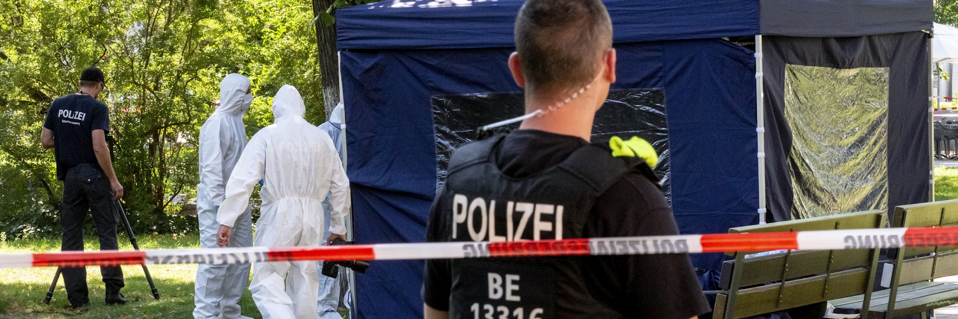 Beamte der Spurensicherung sichern in einem Faltpavillon Spuren an einem Tatort im Kleinen Tiergarten. 