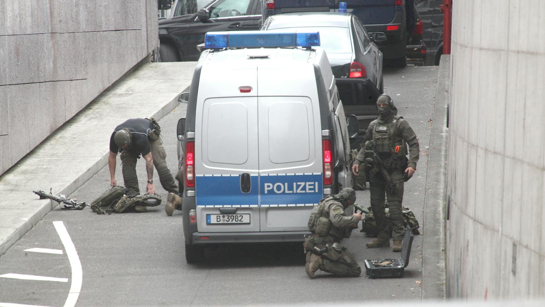 Das SEK bereitet sich auf den Zugriff vor. 