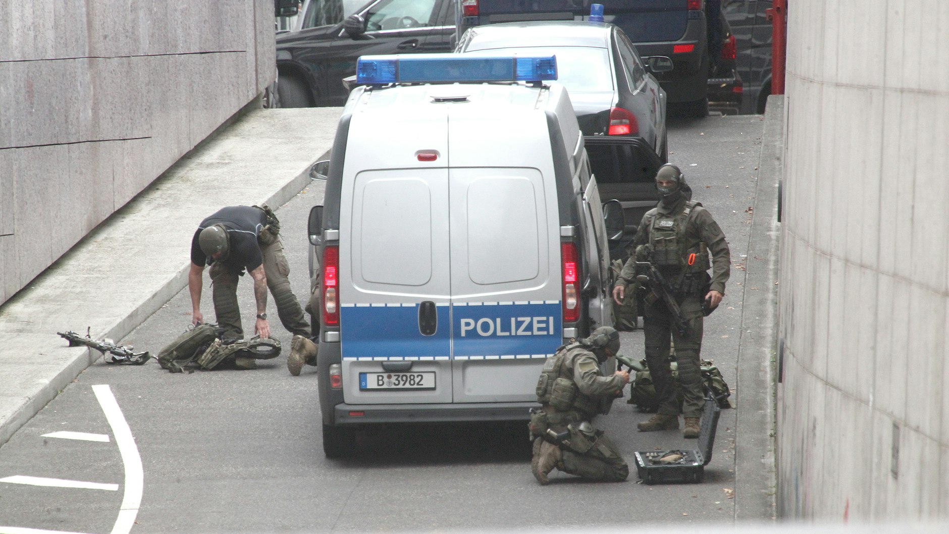 Das SEK bereitet sich auf den Zugriff vor.&nbsp;