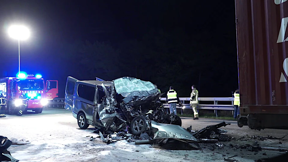 Ein völlig zerstörter Transporter steht auf der Fahrbahn. Zu einem schweren Verkehrsunfall mit fünf Toten ist es auf der Autobahn 1 im Kreis Oldenburg gekommen.