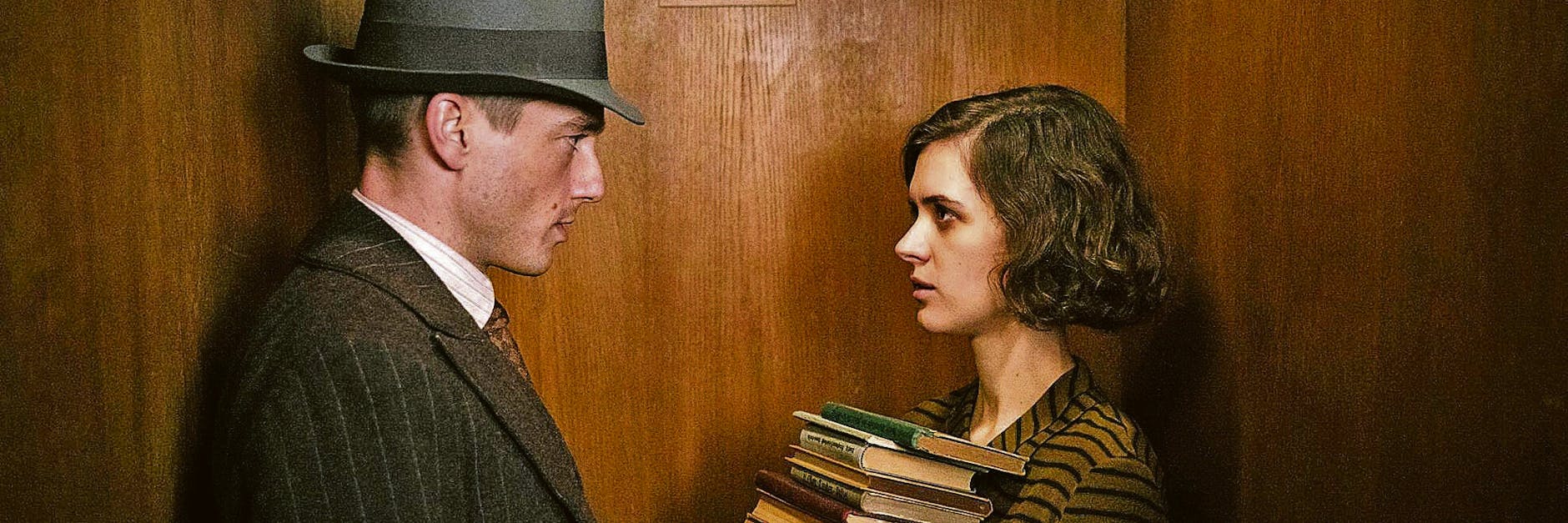 Die Hauptdarsteller von „Babylon Berlin“: Volker Bruch als Polizeiermittler Gereon Rath und Liv Lisa Fries als Charlotte Ritter.
