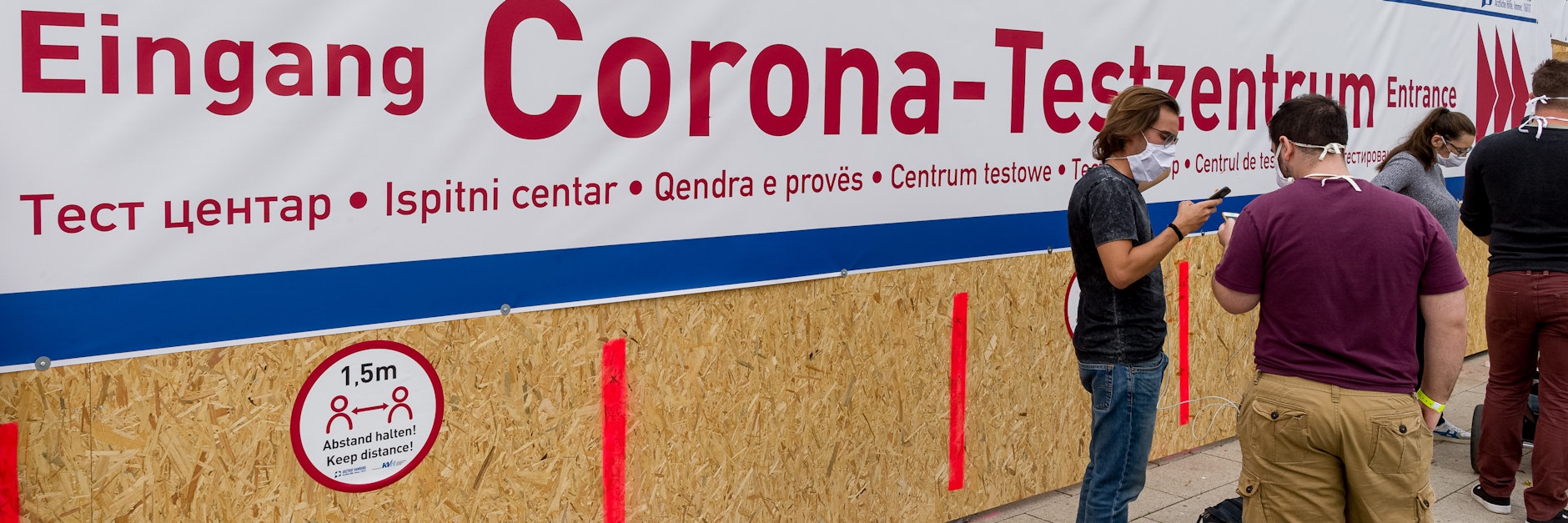 Ein Schriftzug weist zum Eingang des neuen Corona-Testzentrums hin. (Symbolbild)