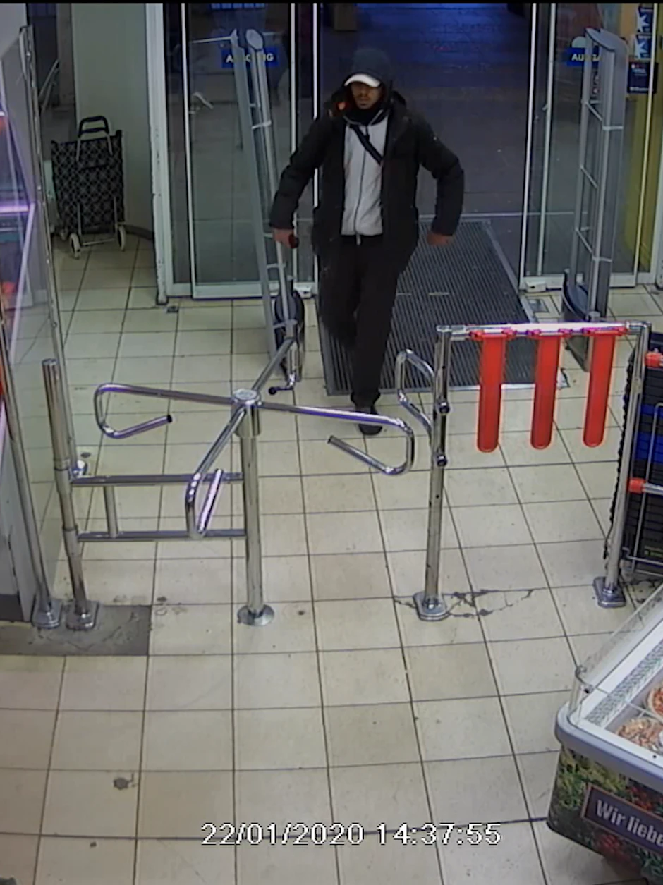 Wer kennt diesen Räuber? Er betrat unmaskiert einen Supermarkt in der Sonnenallee und erbeutete die Tageseinnahmen.&nbsp;