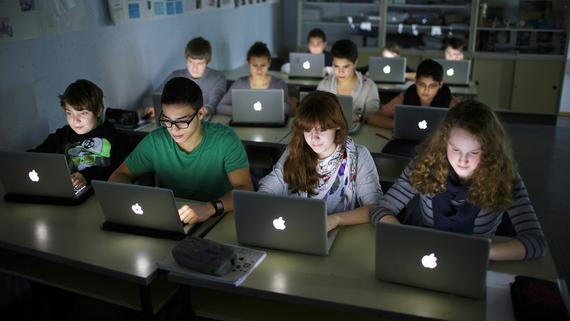 Schüler arbeiten mit Laptops im Unterricht.