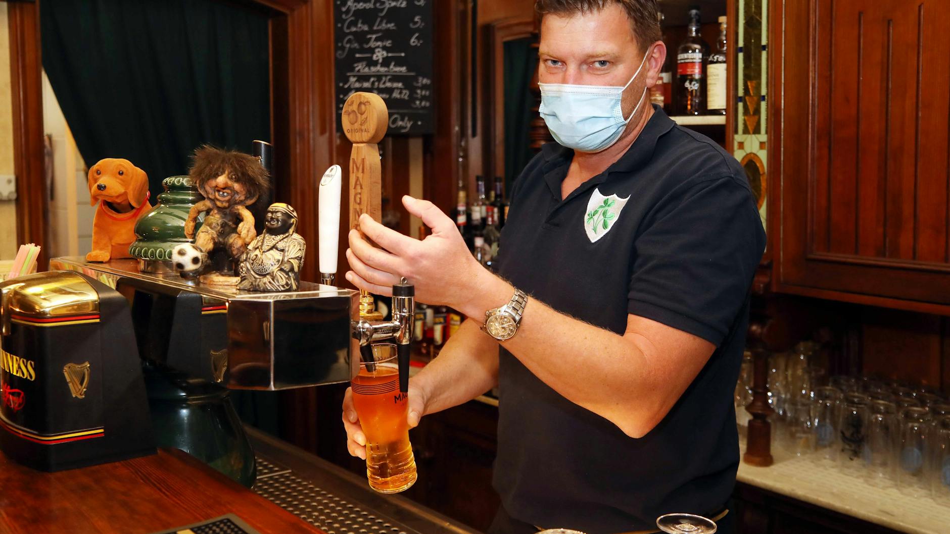 Enrico Adamowicz (46) ist der Chef des Pubs „Cliffs of Doneen“ in der Husemannstraße.