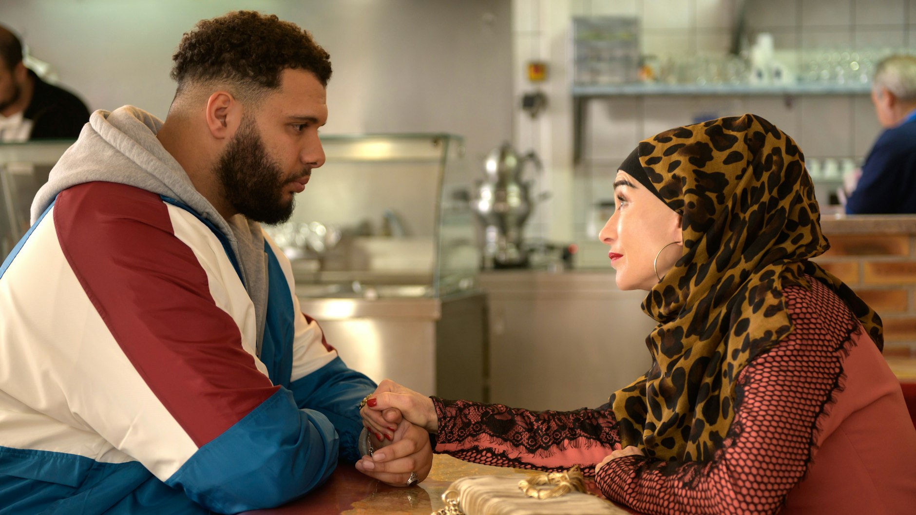 Isabelle Huppert als Patience und Rachid Guellaz als Scotch in einer Szene des Films „Eine Frau mit berauschenden Talenten“.