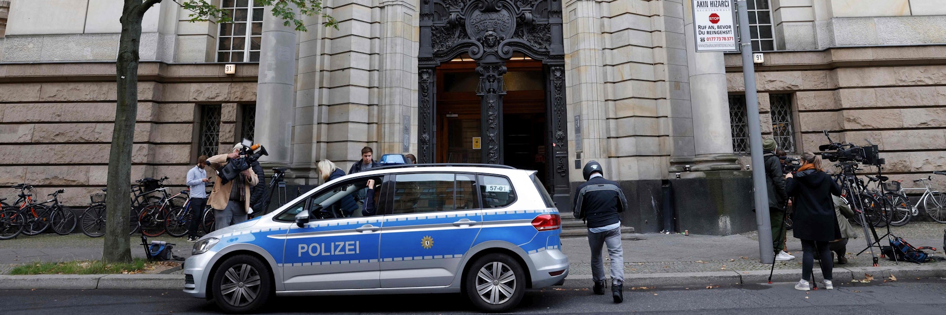 Unter strengen Sicherheitsvorkehrungen hat am Mittwoch im Kriminalgericht in Moabit der Prozess um den sogenannten Tiergarten-Mord begonnen.