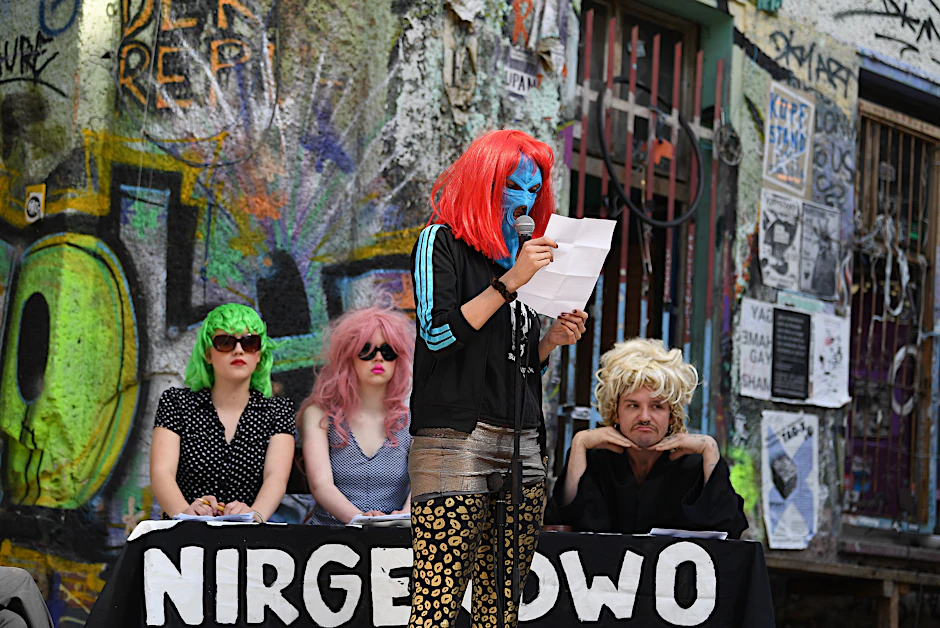 Bewohner des Berliner Hausprojekts „Liebig 34“ führen ein Theaterstück vor dem Haus in der Liebigstraße 34 auf, um ihre Perspektive auf die Räumungsklage darzustellen und gegen diese zu protestieren. Im Streit um eine Räumungsklage gegen die Bewohner des Hauses will das Landgericht eine Entscheidung verkünden.