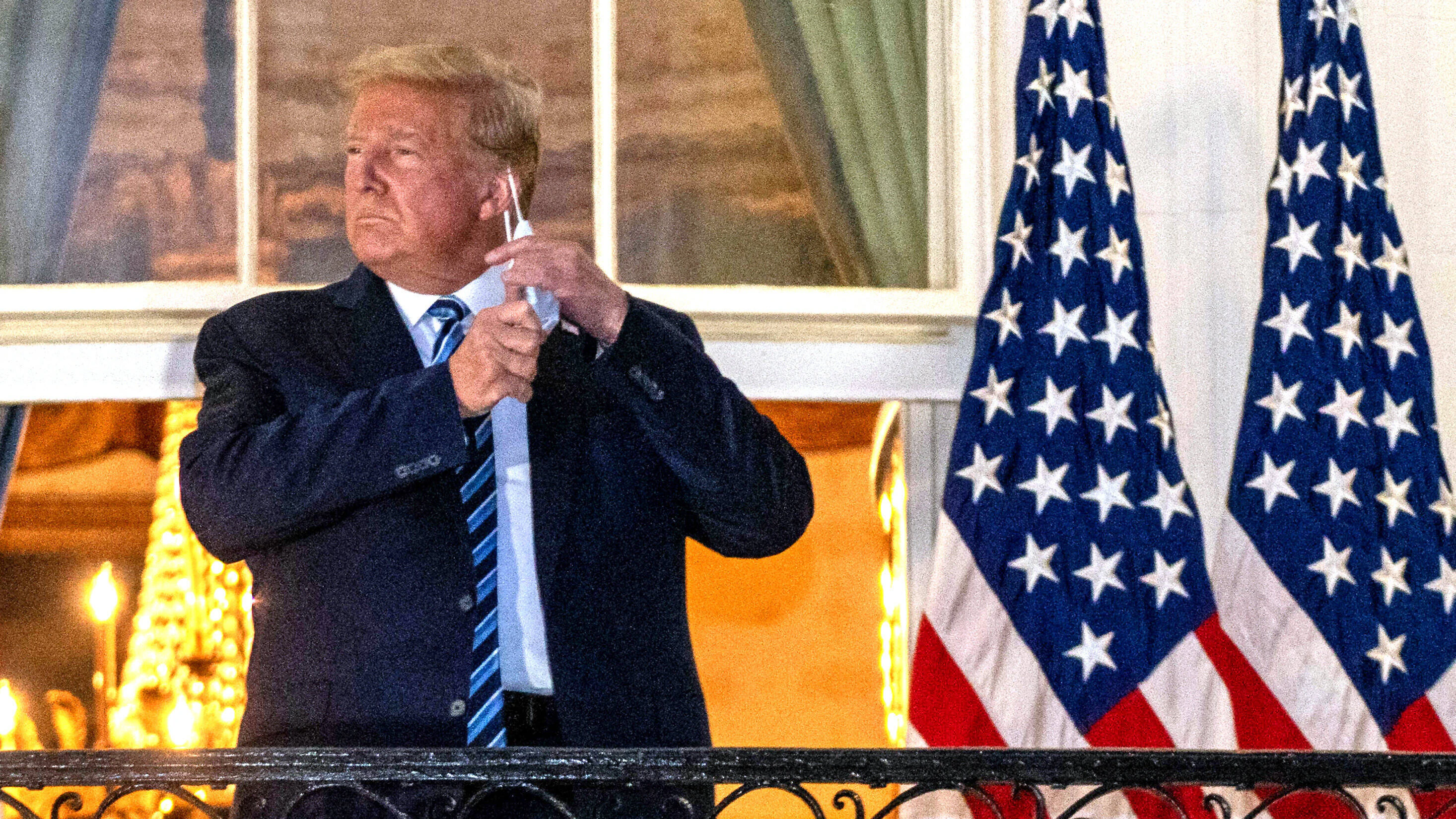 Gerade aus dem Krankenhaus entlassen, nimmt der an Covid-19 erkrankte Donald Trump demonstrativ die Maske ab.