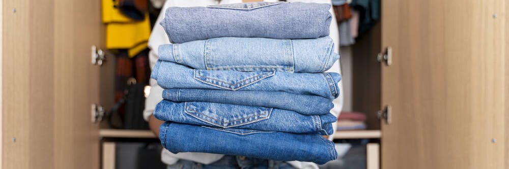 In der „Capsule Wardrobe“ hängen nur 37 Kleidungsstücke pro Jahreszeit.