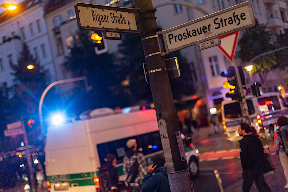 Demonstration am Mittwochabend an der Rigaer Straße: Am Freitag soll das „anarcha-queer-feministische Wohnprojekt“ an der Liebigstraße 34, Ecke Rigaer Straße geräumt werden.