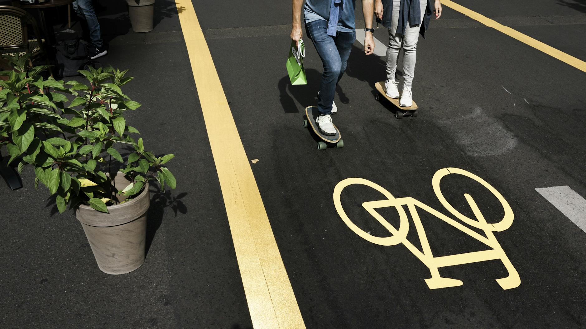 Skateboard-Fahrer auf dem autofreien Abschnitt der Friedrichstraße. Sie nutzen den Radfahrstreifen in der Fahrbahnmitte.
