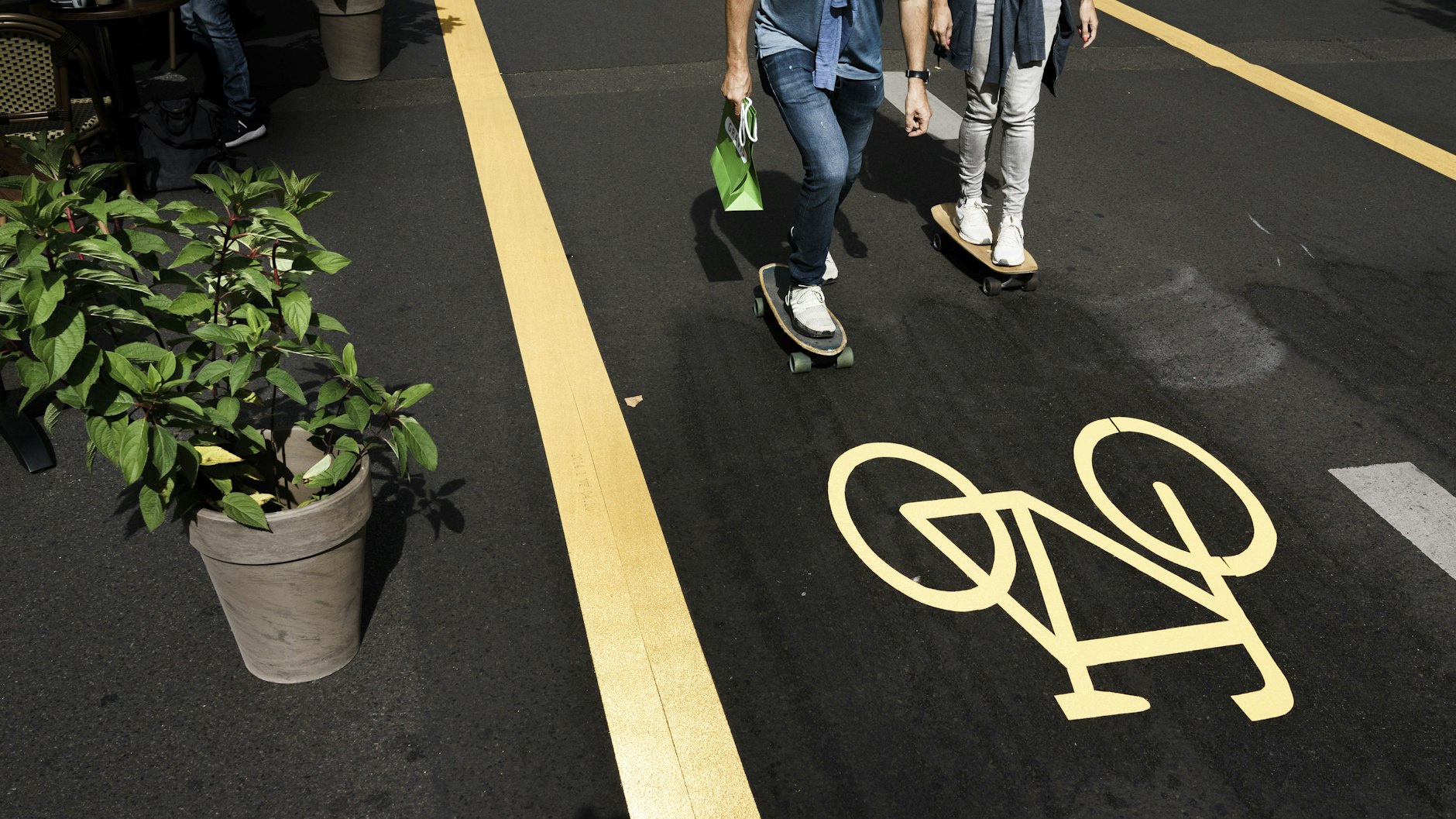 Skateboard-Fahrer auf dem autofreien Abschnitt der Friedrichstraße. Sie nutzen den Radfahrstreifen in der Fahrbahnmitte.