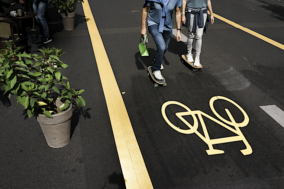 Skateboard-Fahrer auf dem autofreien Abschnitt der Friedrichstraße. Sie nutzen den Radfahrstreifen in der Fahrbahnmitte.