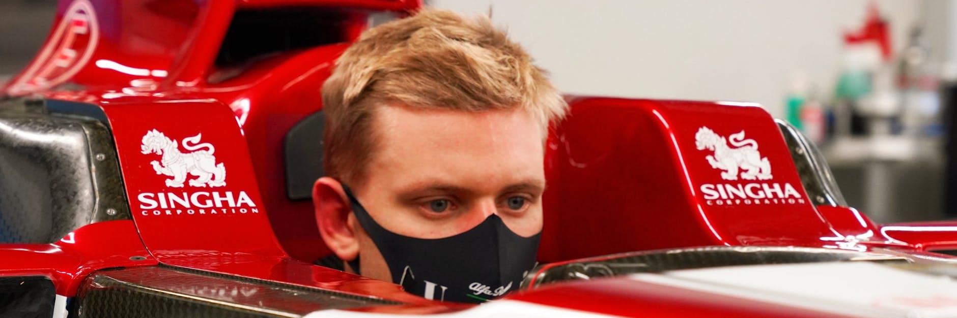 Mick Schumacher bereitet sich im Alfa-Romeo-Ferrari auf sein Formel-1-Debüt am Nürburgring vor.