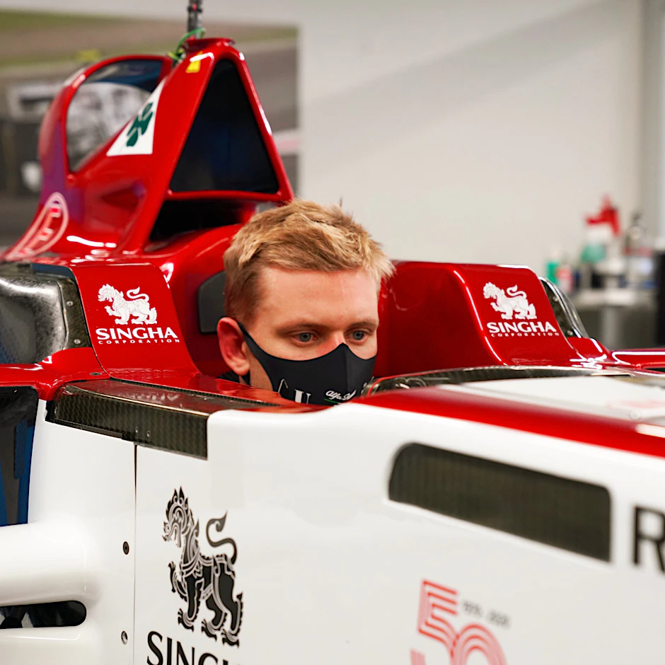 Mick Schumacher bereitet sich im Alfa-Romeo-Ferrari auf sein Formel-1-Debüt am Nürburgring vor.