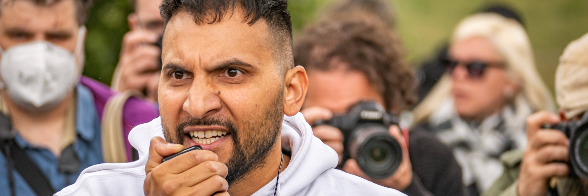 TV-Koch Attila Hildmann protestiert vor dem Reichstag in Berlin.