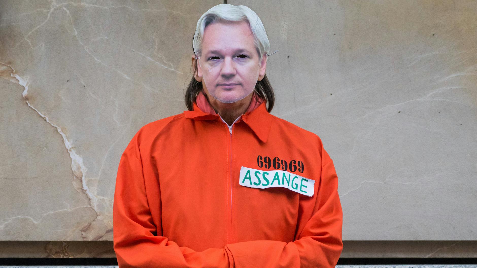 Berlin, 1. Oktober 2020: Im Bild ist eine Demonstrantin in einem orangen Overall und einer Julian-Assange-Maske vor der Britischen Botschaft in Berlin zu sehen.