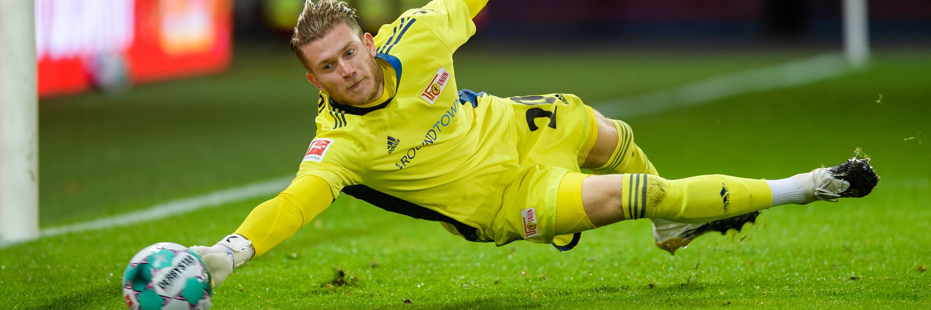 Loris Karius streckt sich vergeblich. Der Ball geht an den Pfosten und den Nachschuss setzte Hannover in die Maschen. 