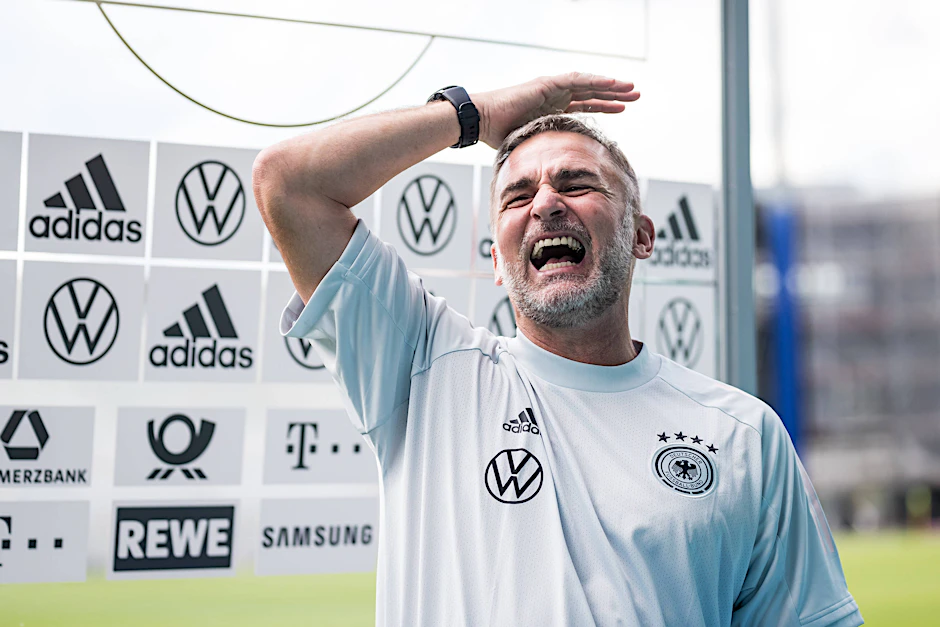 U21-Nationaltrainer kann es nicht fassen. Ein Spieler seines Teams wurde positiv auf Corona getestet.