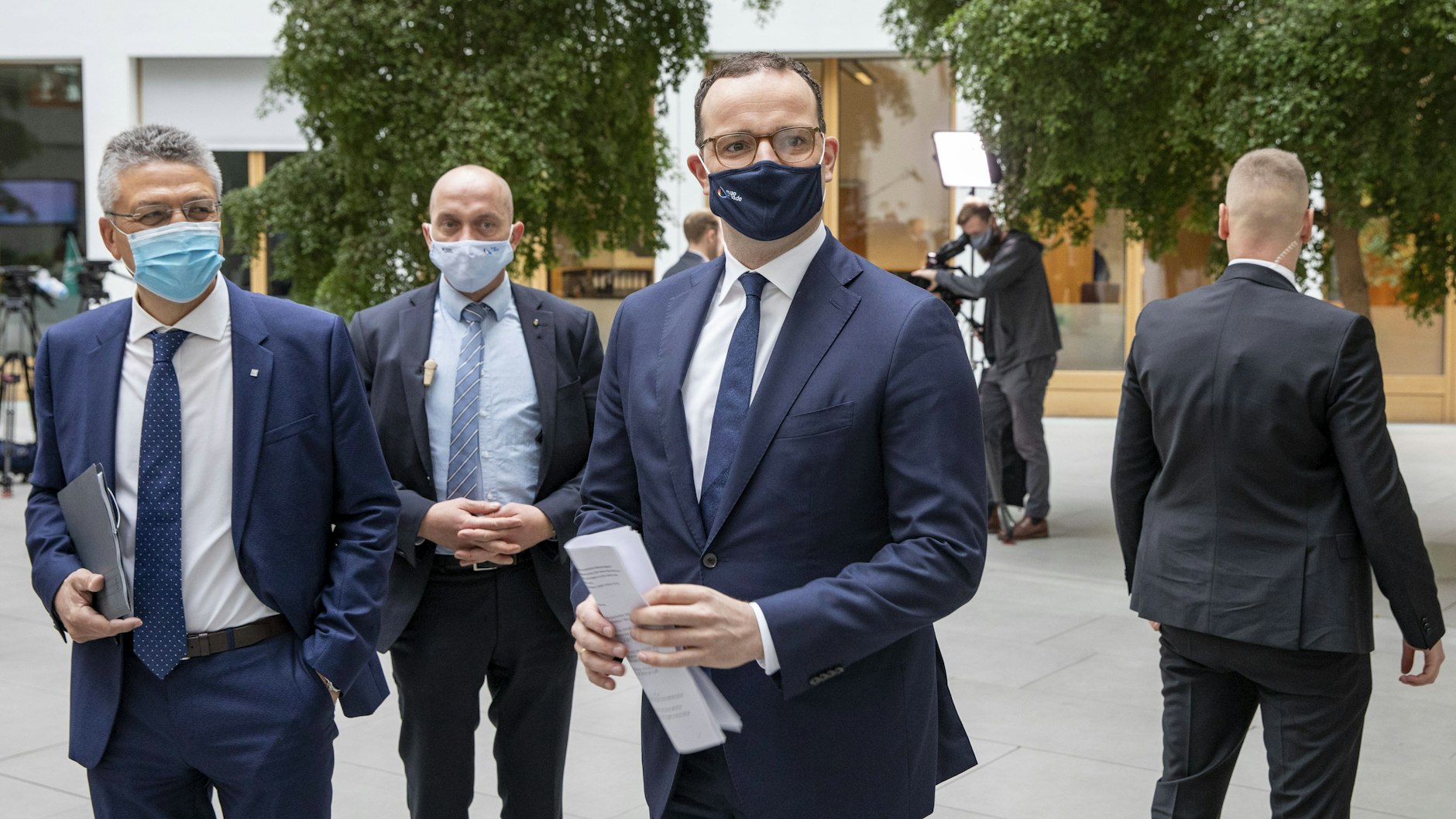 Bundesgesundheitsminister Jens Spahn (CDU, rechts) und Prof. Dr. Lothar H. Wieler, Präsident des Robert-Koch-Instituts-.