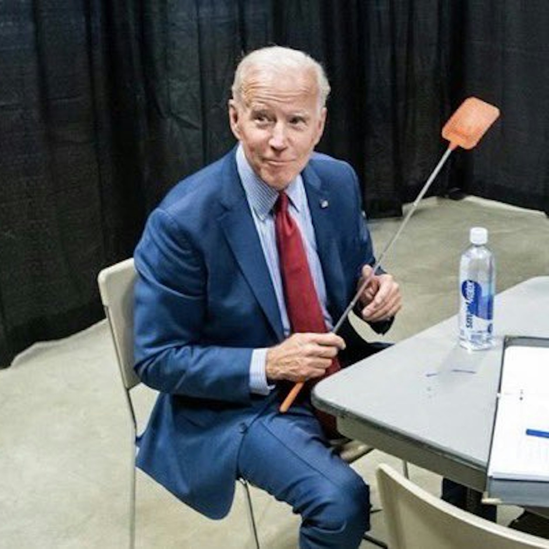 Joe Biden mit Fliegenklatsche.