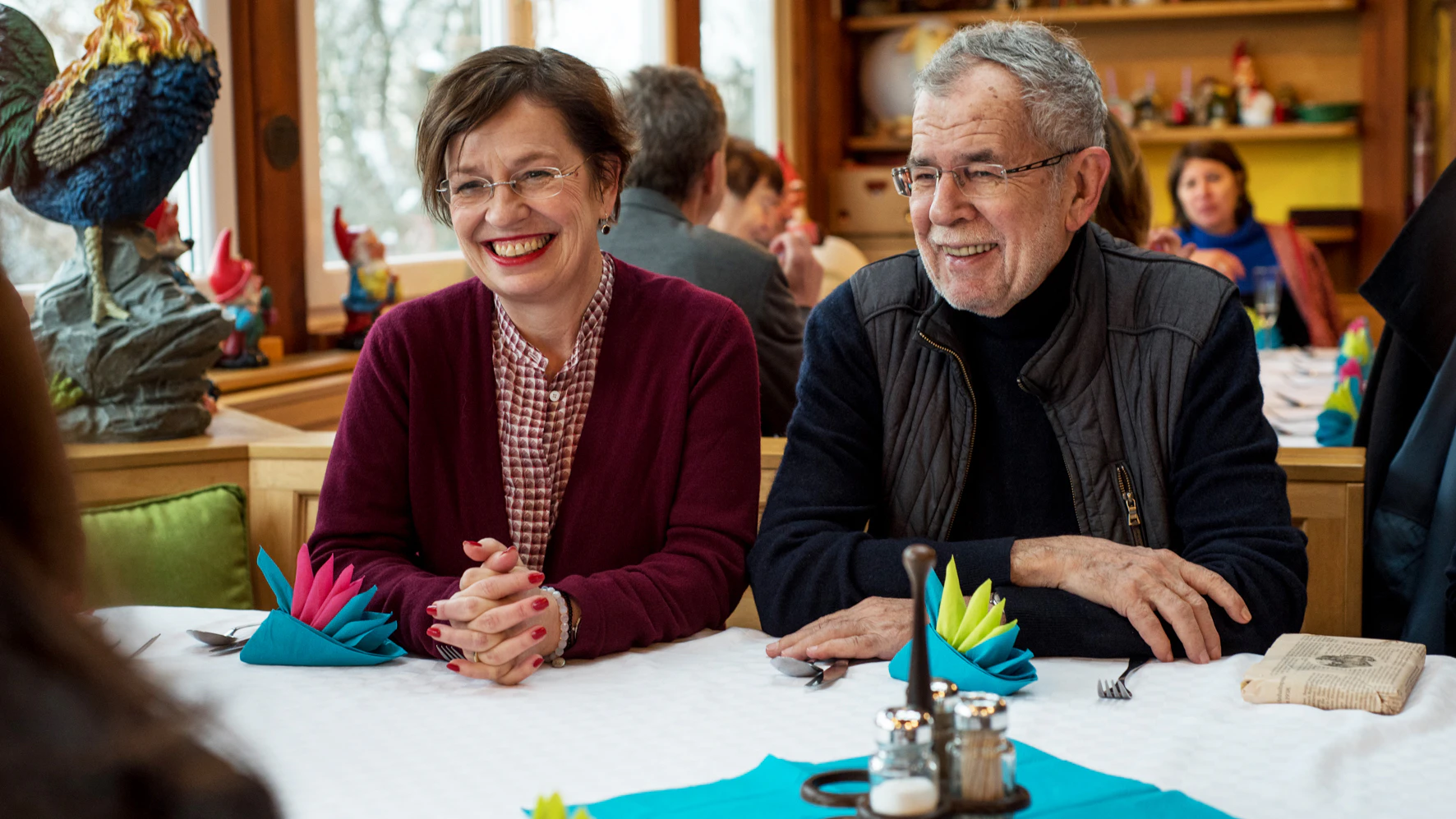 Österreichs Präsident Alexander van der Bellen und seine Frau in einem Lokal. Im Mai wurden sie verbotenerweise nach Mitternacht in einem Gastgarten ertappt.