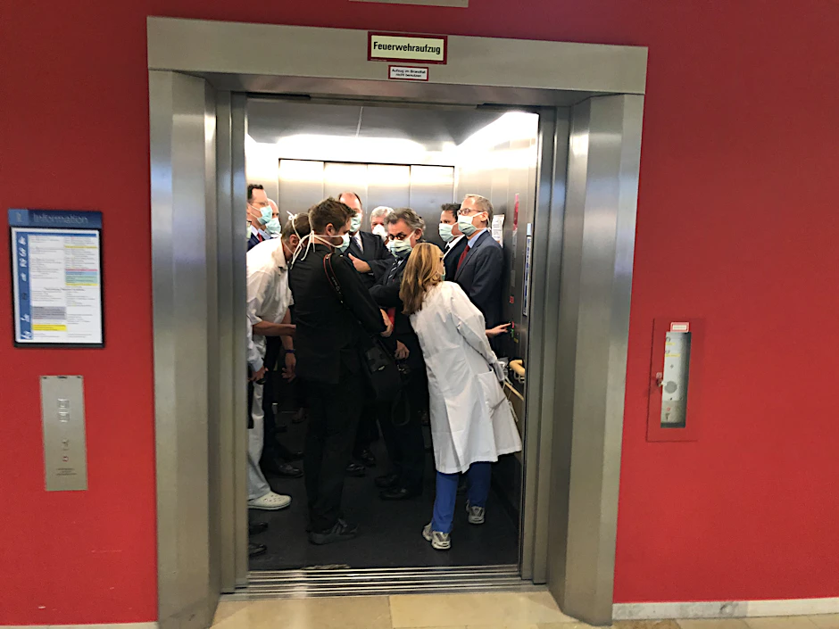 Im April, während der ersten Corona-Welle, steht Gesundheitsminister Jens Spahn (ganz links) zwar mit Maske, aber ohne jeden Abstand in einem vollen Aufzug der Uni-Klinik Gießen. Folgen hatte das nicht.&nbsp;&nbsp;