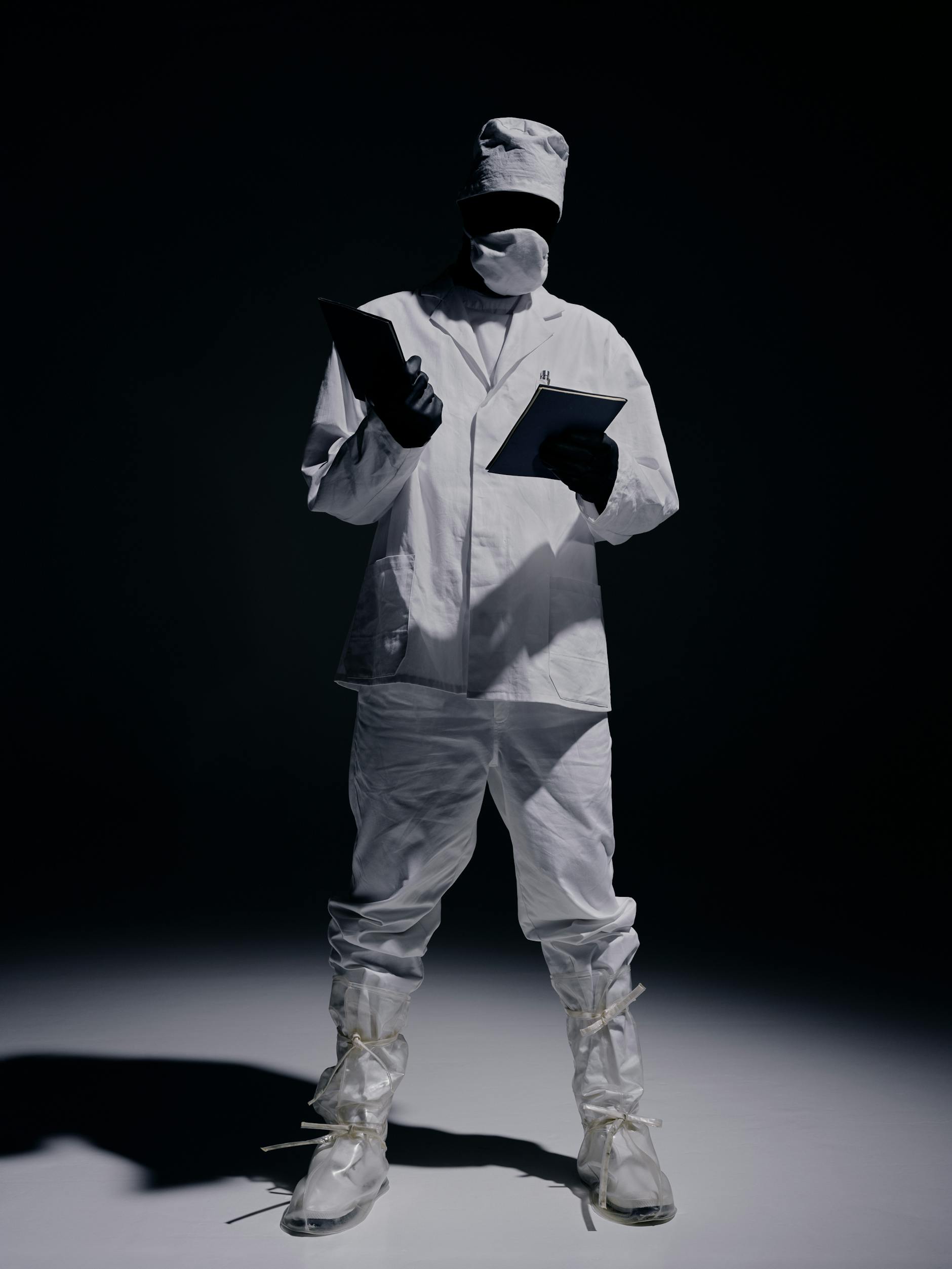 Aus der Foto-Serie „Hagiographie Biorobotica“, 2020 von Andreas Mühe in der Kirche St. Matthäus.<br>