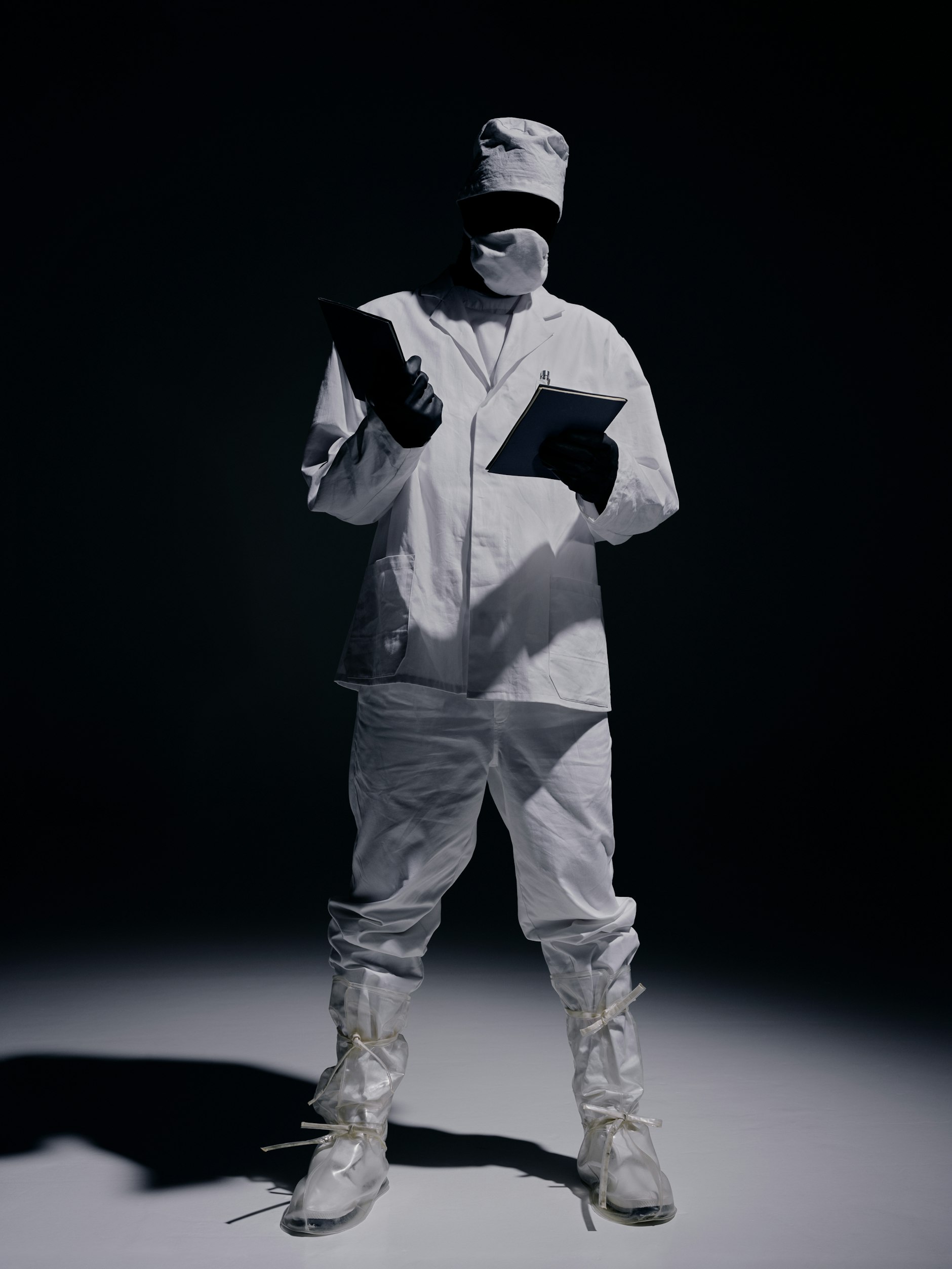 Aus der Foto-Serie „Hagiographie Biorobotica“, 2020 von Andreas Mühe in der Kirche St. Matthäus.<br>