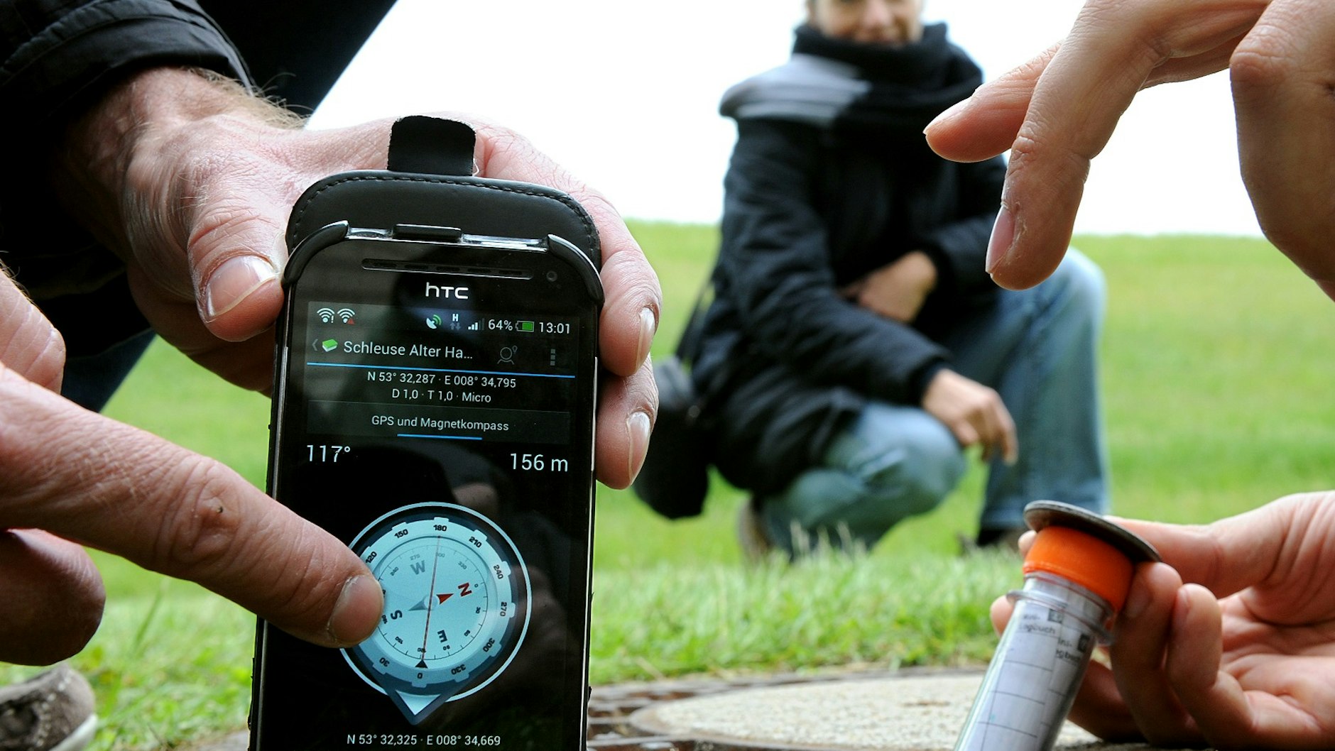Beim Geocaching suchen die Spieler per GPS-Gerät oder Handy nach verborgenen Schätzen.