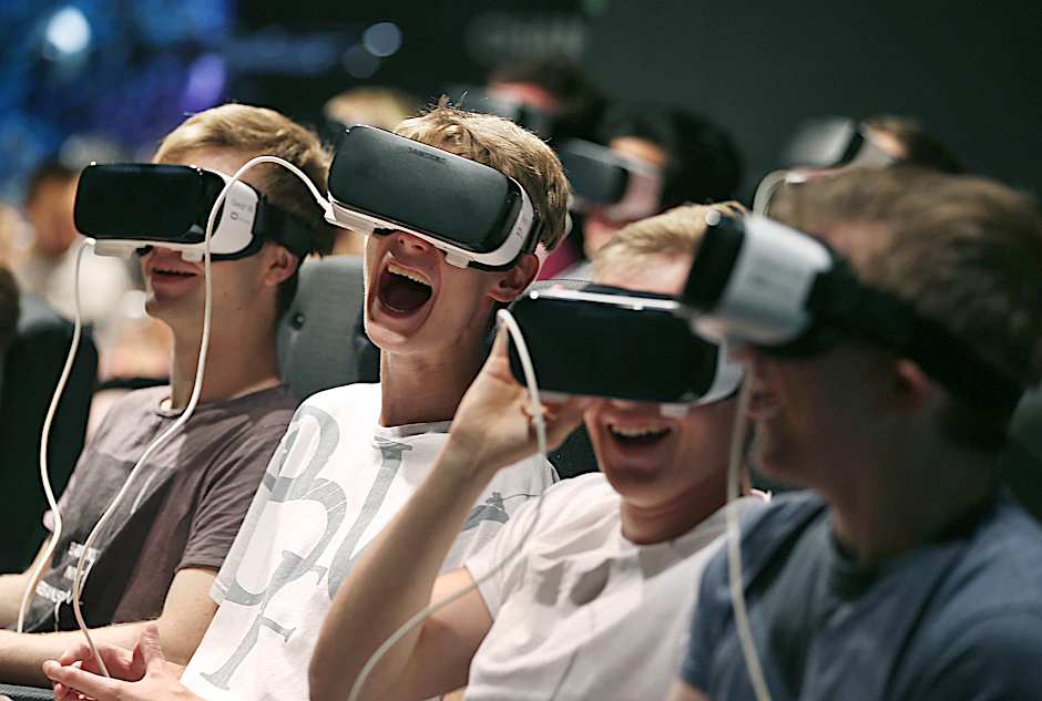 Besucher einer Computerspiel-Messe erleben mit VR-Brillen eine virtuelle Realität.&nbsp;