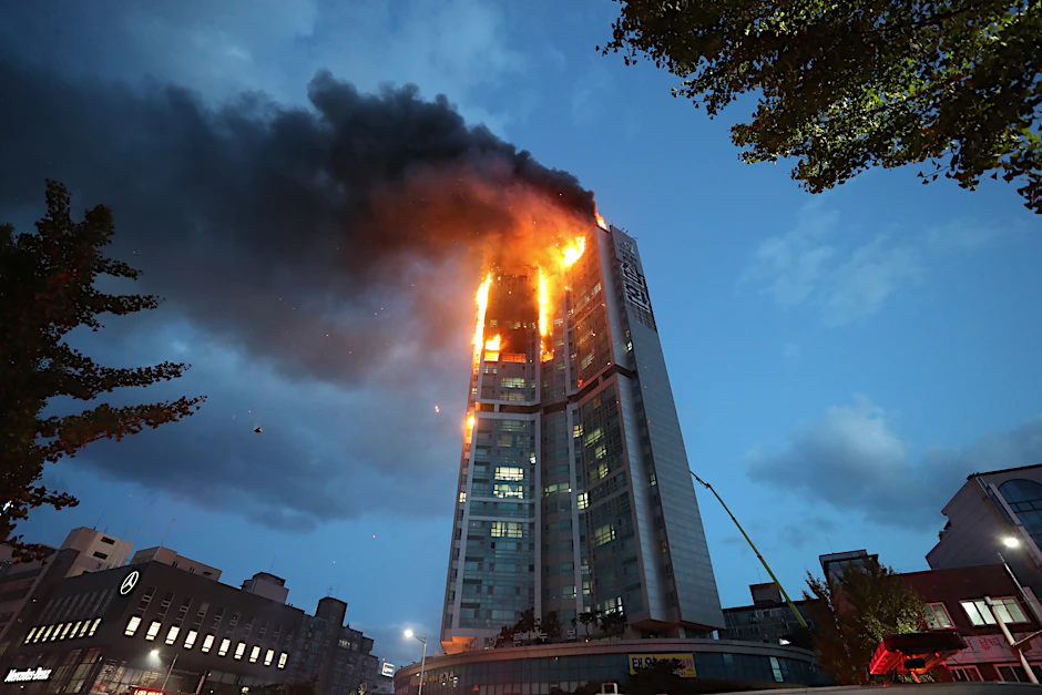 Flammen schlagen aus einem Hochhaus. Bei einem nächtlichen Brand in einem 33-stöckigen Hochhaus in der südkoreanischen Industrie- und Hafenstadt Ulsan sind Dutzende Menschen verletzt worden.&nbsp;