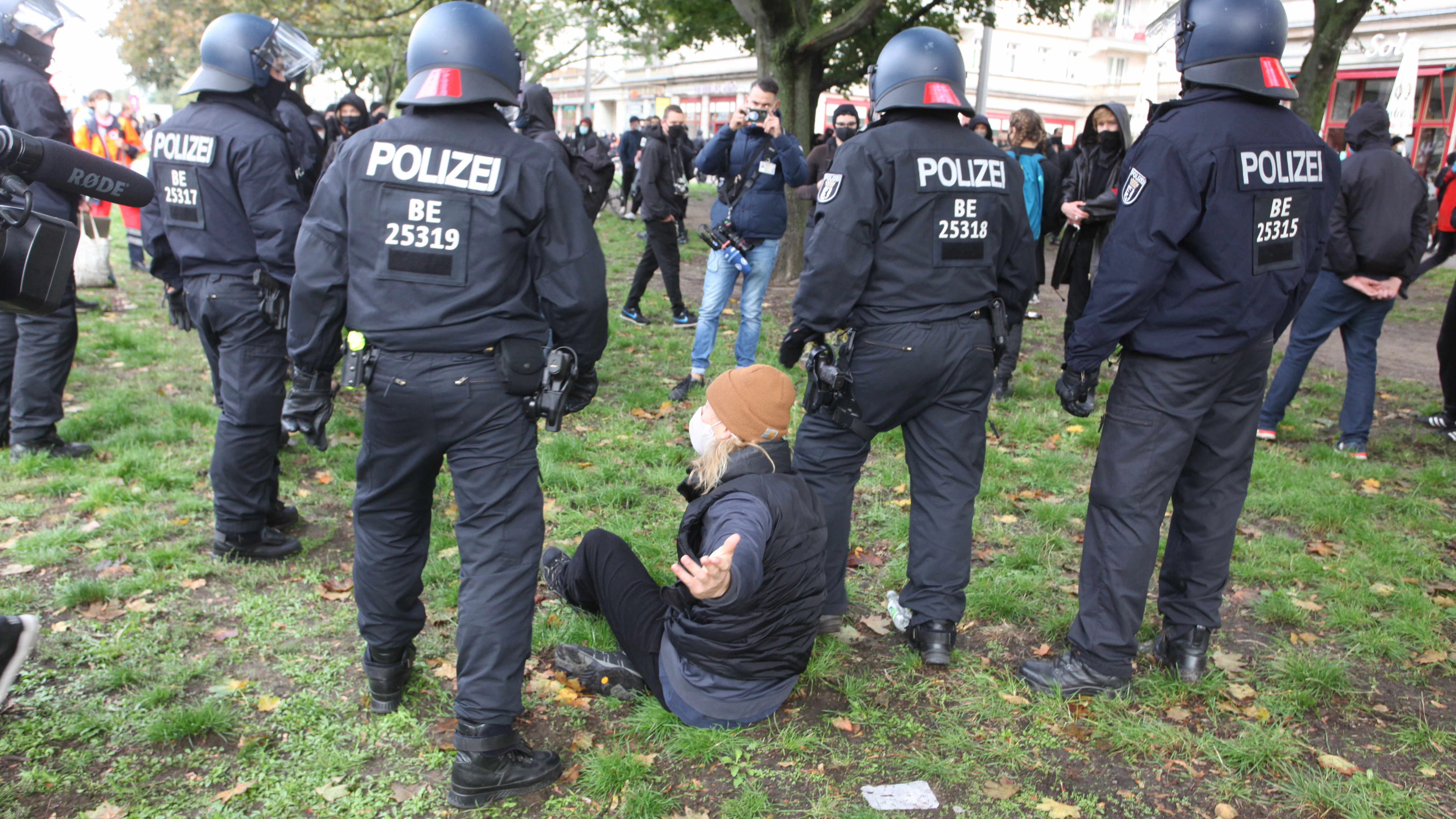 Mehrere Personen hatten versucht, die Frankfurter Allee zu blockieren. Doch die Polizei drängte die Protestansammlung zurück.&nbsp;