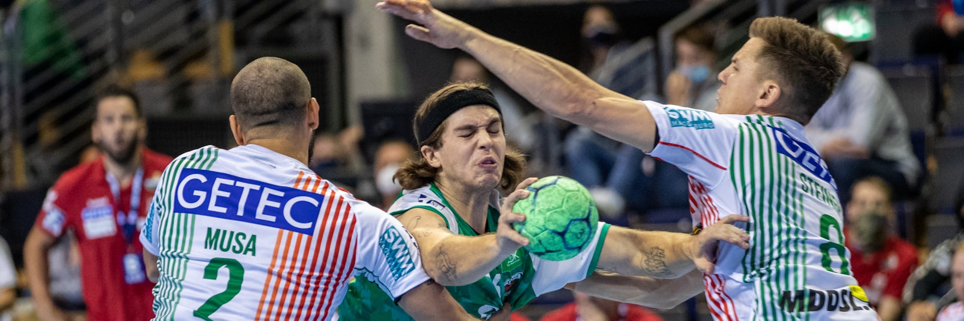 Kaum ein Durchkommen für Jacob Holm: Die Magdeburger Zeljko Musa (l.) und Christoph Steinert stoppen den Rückraumspieler der Füchse.