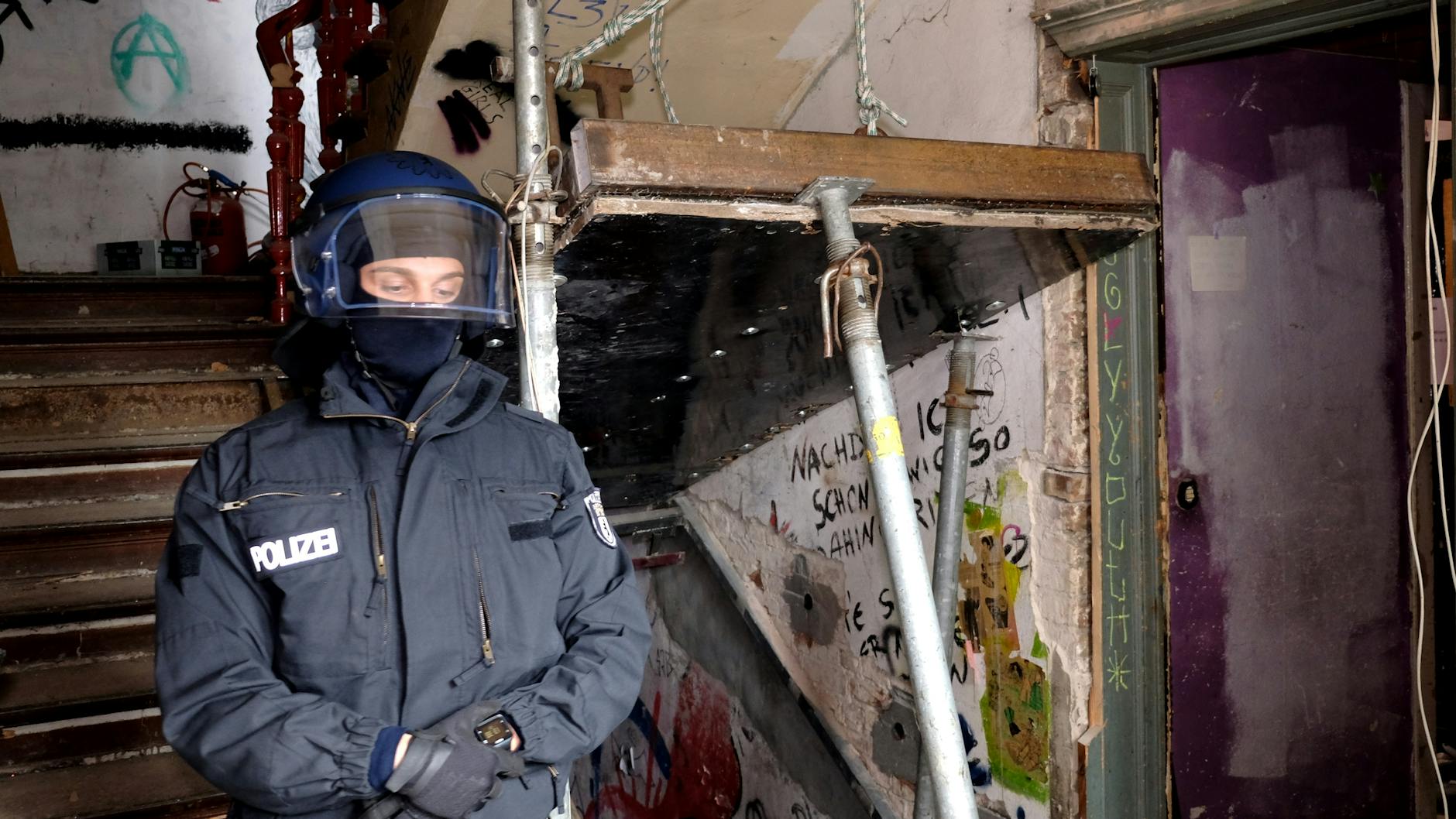 Polizisten führten nach der Räumung Journalisten durch das Haus.