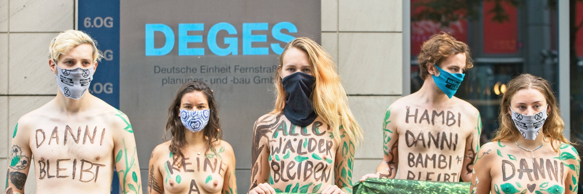 Nackt-Protest in Berlin: Umweltschützer von Extinction Rebellion haben gegen die Waldrodung für den Weiterbau der A49 protestiert.